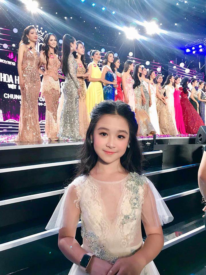 xuat hien vai giay tai hoa hau viet nam 2018 be gai duoc du doan la hoa hau tuong lai