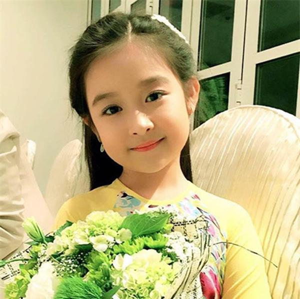 xuat hien vai giay tai hoa hau viet nam 2018 be gai duoc du doan la hoa hau tuong lai