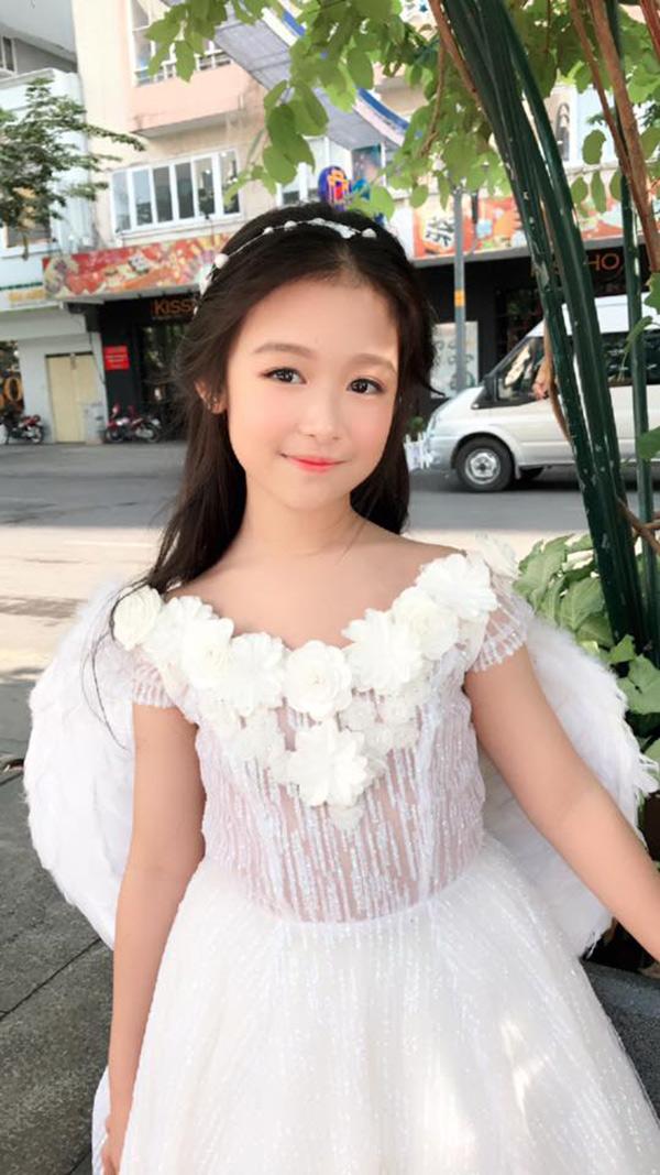 xuat hien vai giay tai hoa hau viet nam 2018 be gai duoc du doan la hoa hau tuong lai