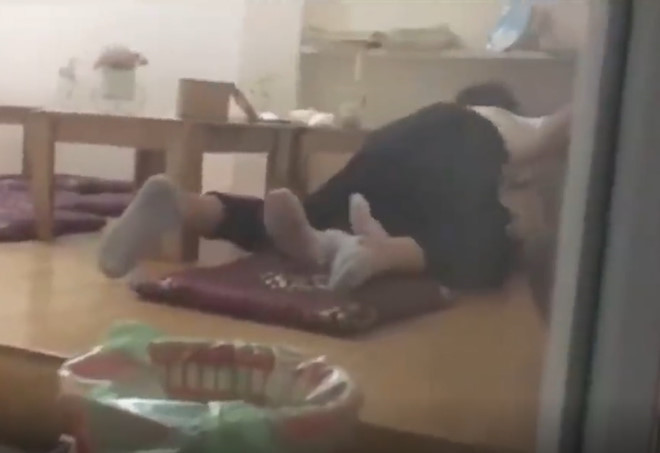 doi trai gai than nhien nam de len nhau tai quan ca phe o ha noi