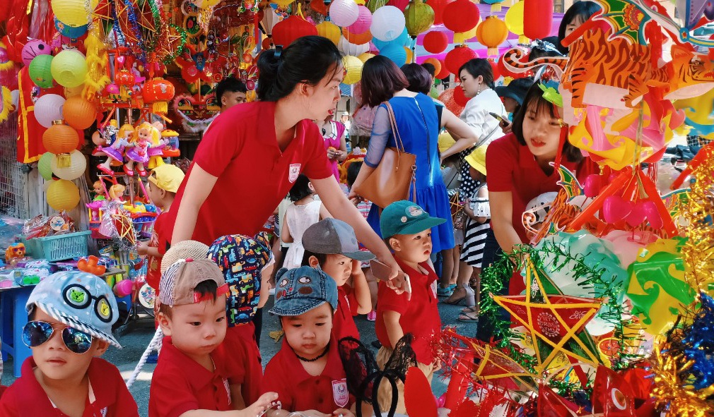 neu chua thay trung thu ve hay den pho hang ma tham quan