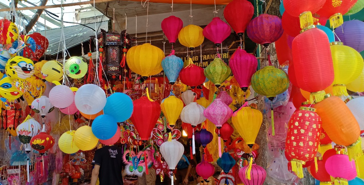 neu chua thay trung thu ve hay den pho hang ma tham quan