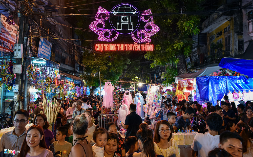 hang nghin nguoi do ve pho co choi trung thu som