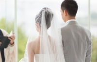 nguoi phu nu be 70 thung nuoc moi ngay mua duoc nha thanh pho