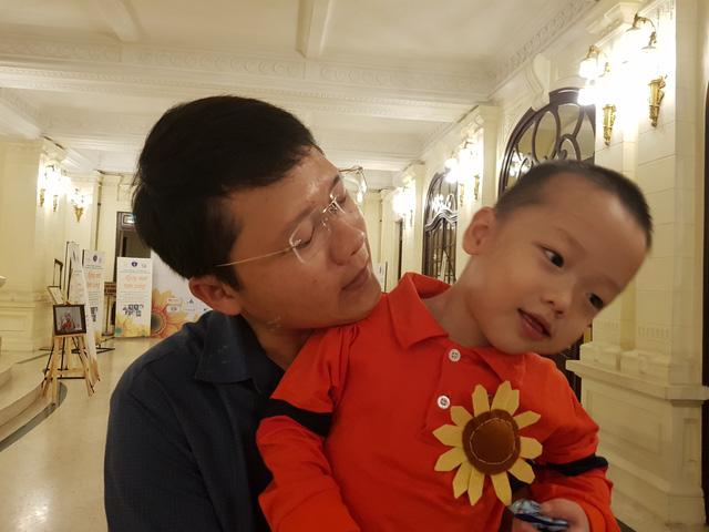 con trai thieu uy cong an tu choi dieu tri ung thu de giu con xuat hien dang yeu tren san khau