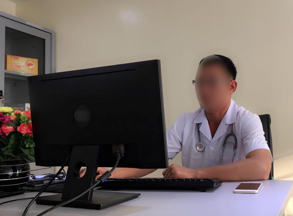 trinh duoc vien doi lot bac si nhi khoa tu y ke thuoc cho hang ngan me tre tren mang