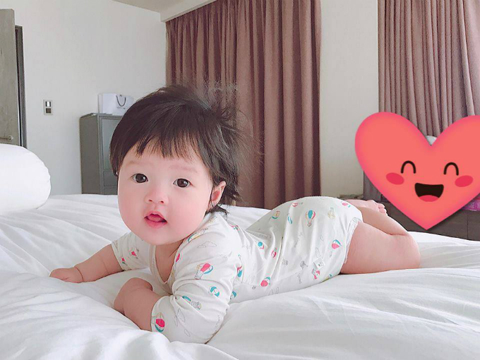 Hoa hậu Thu Thảo cho con ăn dặm với cháo trắng, cà rốt nghiền hoa hau thu thao cho con an dam voi chao trang ca rot nghien