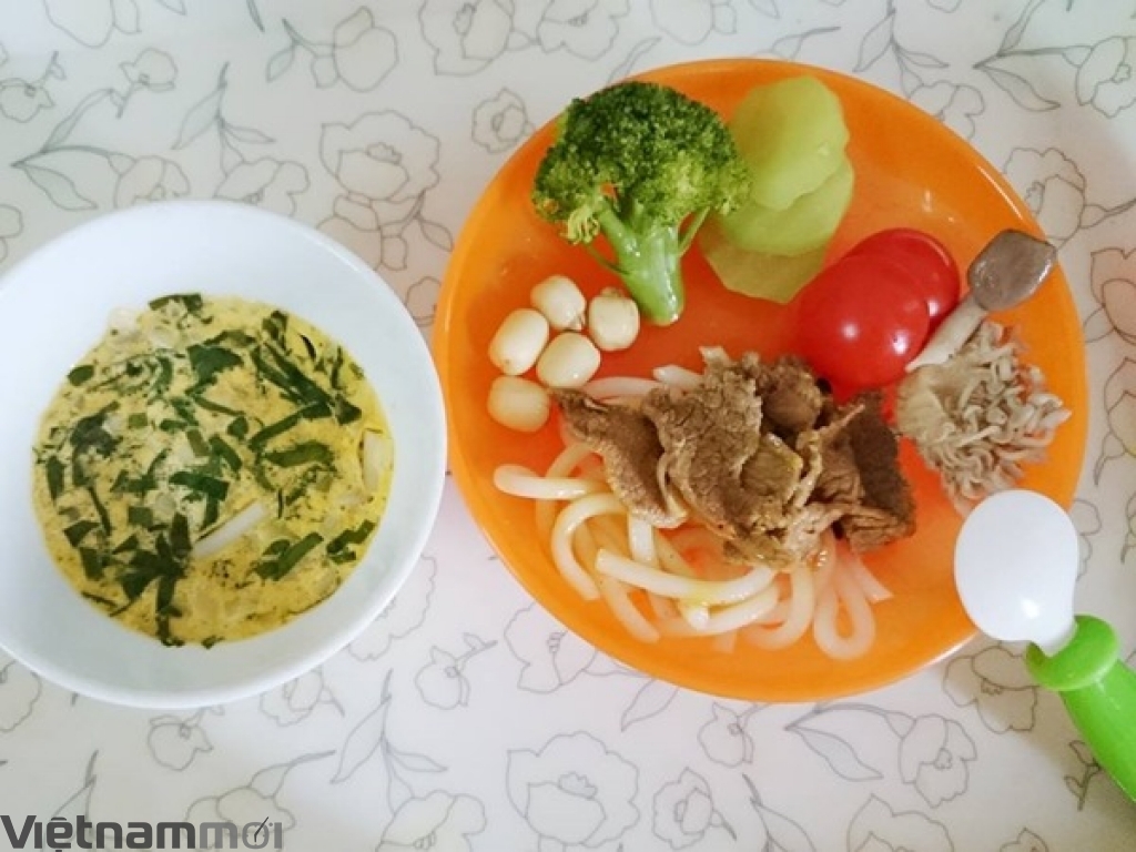 me 8x lam mon an ngo nghinh tri chung bieng an cho con