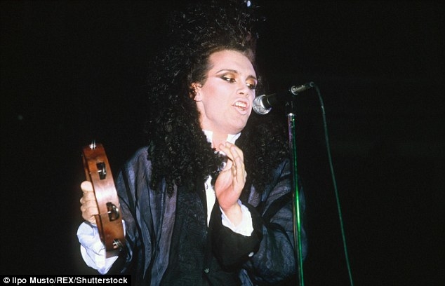 pete burns nam ca si tung 300 lan dao keo qua doi o tuoi 57