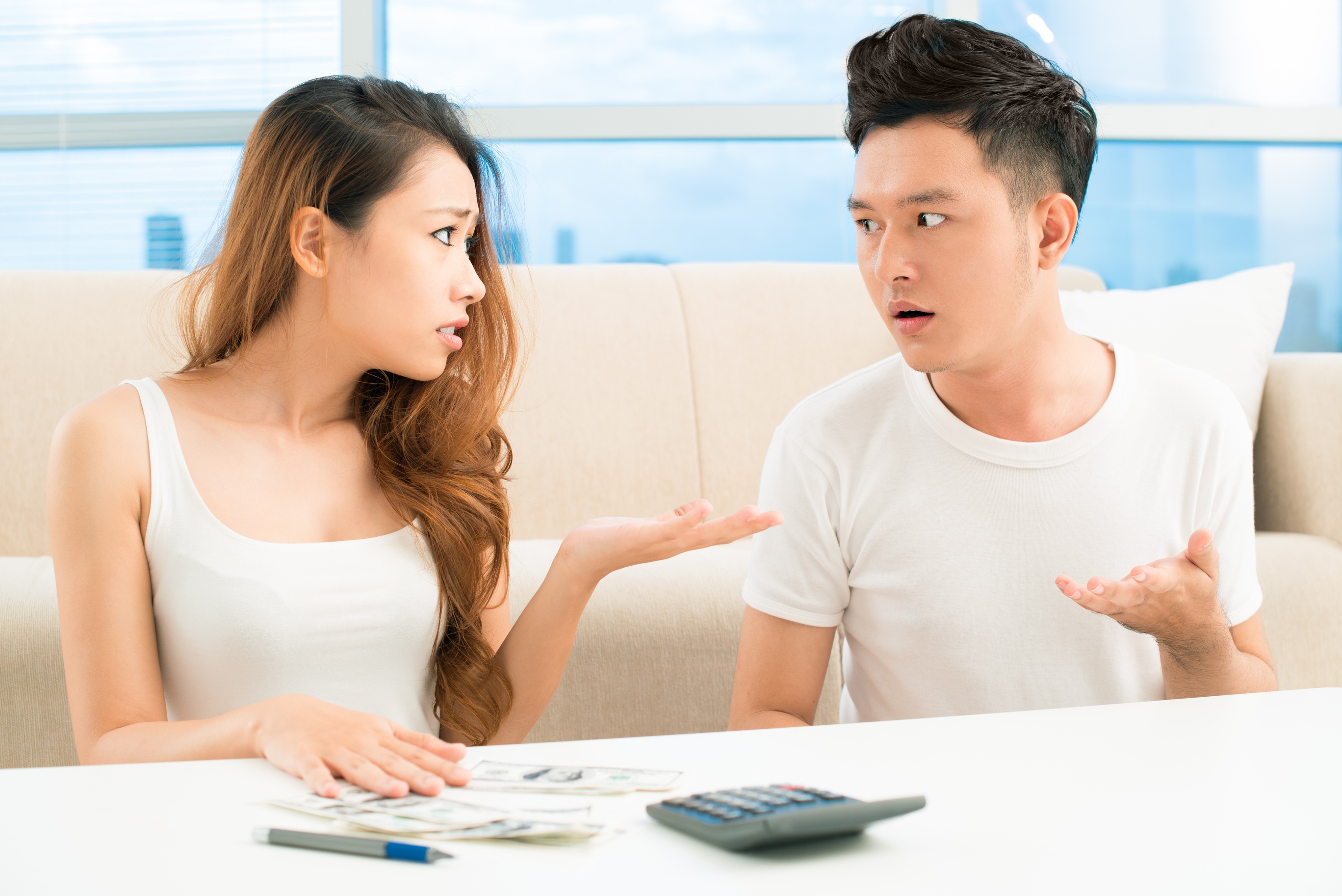 tai sao chong phai nop luong cho vo
