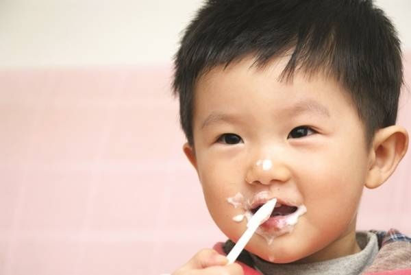 khi nao nen gioi thieu pho mai sua chua vang sua sua uong len men cho be