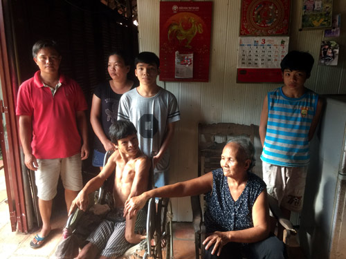 vo chong sai gon khong sinh con tan tam nuoi 3 chau tat nguyen