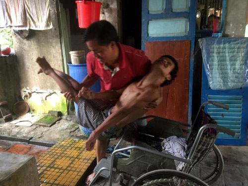 vo chong sai gon khong sinh con tan tam nuoi 3 chau tat nguyen