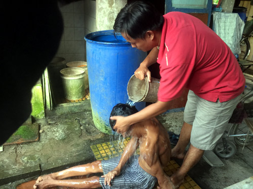 vo chong sai gon khong sinh con tan tam nuoi 3 chau tat nguyen