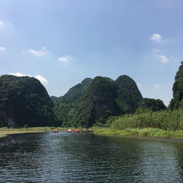 khach tay buc xuc vi lai do tam coc chan duong doi tien tip