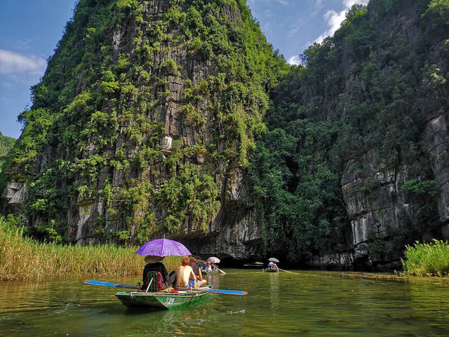 khach tay buc xuc vi lai do tam coc chan duong doi tien tip