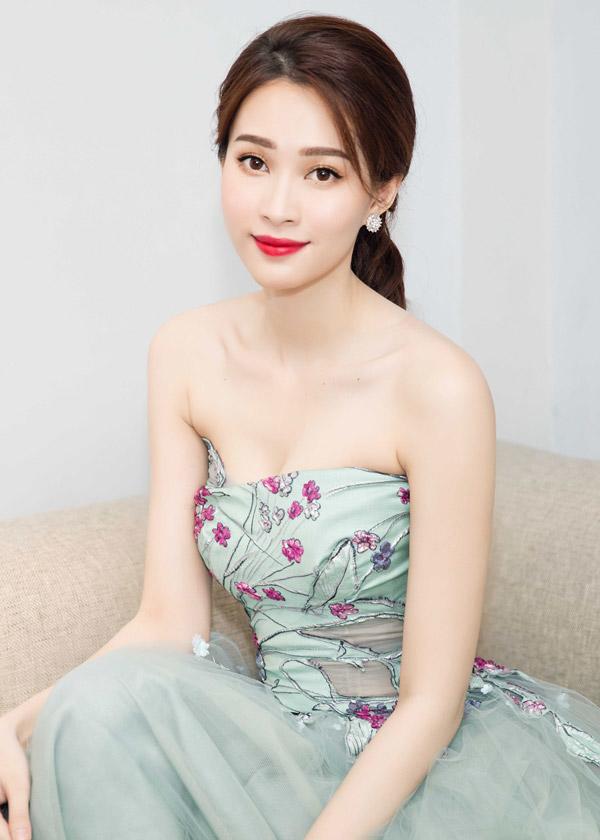 bi quyet da dep dang thon cua hoa hau dang thu thao truoc va sau khi sinh