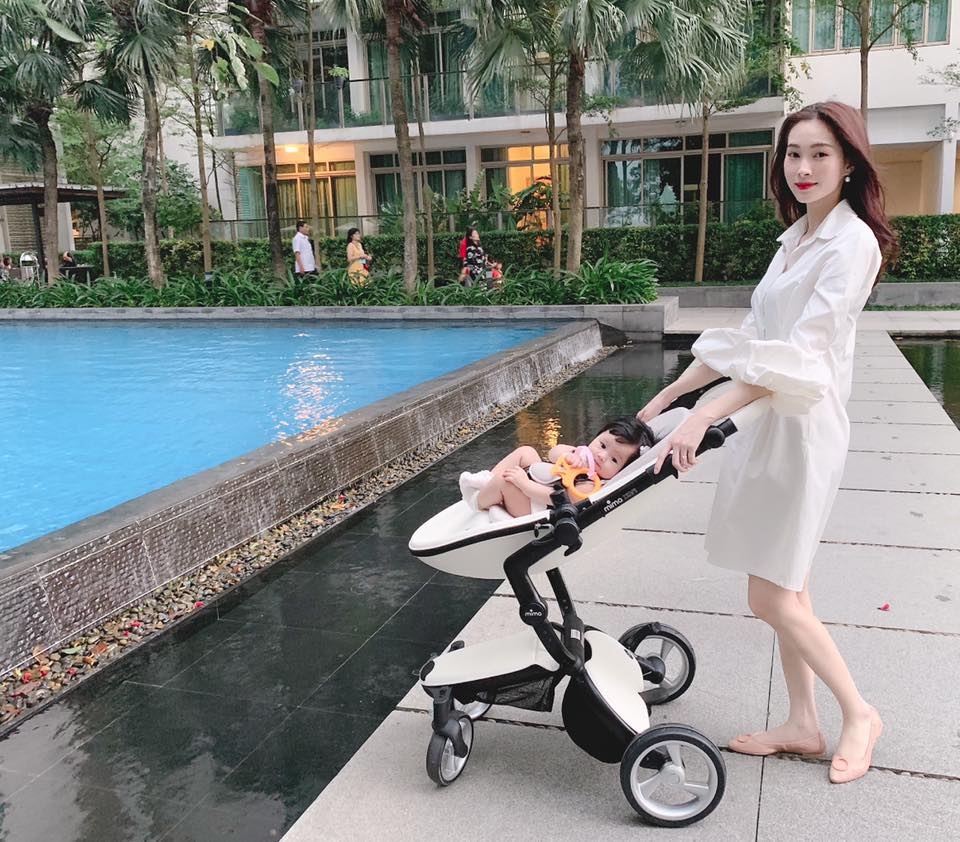 dang thu thao khoe anh con gai dan mang het loi ca ngoi me hoa hau sinh con cung thanh hoa hau luon