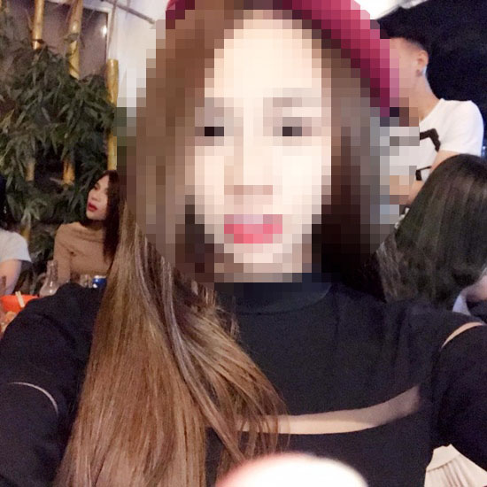 danh tinh co gai hot nhat mang xa hoi hom qua voi loat anh coi sach tren bai bien la nguoi chuyen gioi va cuc nong bong