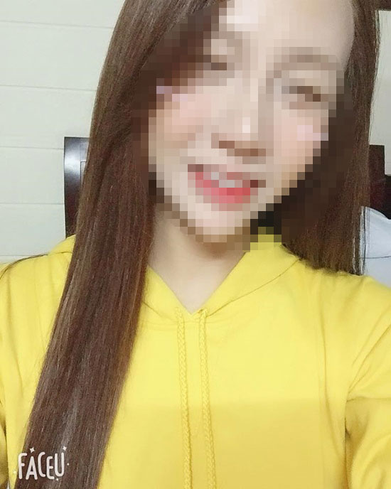 danh tinh co gai hot nhat mang xa hoi hom qua voi loat anh coi sach tren bai bien la nguoi chuyen gioi va cuc nong bong