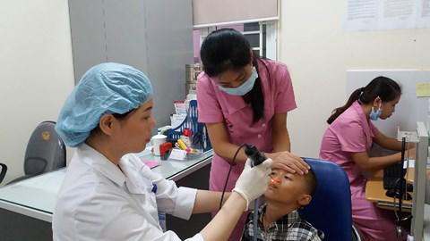 hang nghin me chia se thoi sap ong vao tai de chua viem tai giua bac si giat minh