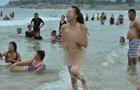 danh tinh co gai hot nhat mang xa hoi hom qua voi loat anh coi sach tren bai bien la nguoi chuyen gioi va cuc nong bong