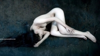 danh tinh co gai hot nhat mang xa hoi hom qua voi loat anh coi sach tren bai bien la nguoi chuyen gioi va cuc nong bong
