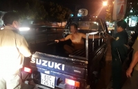 danh tinh co gai hot nhat mang xa hoi hom qua voi loat anh coi sach tren bai bien la nguoi chuyen gioi va cuc nong bong