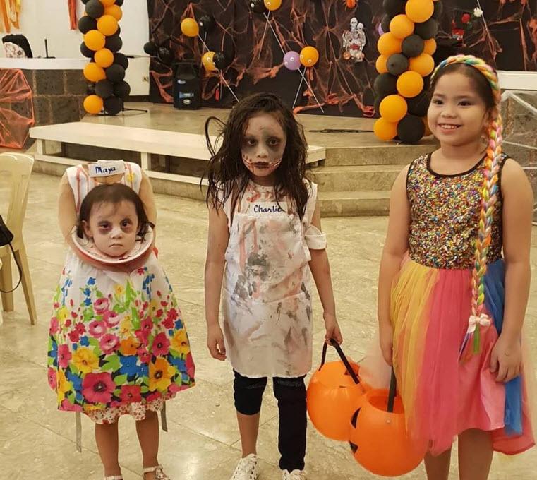Vượt xa các loại ma quỷ, cô bé ôm đầu đi xin kẹo gây bão MXH mùa Halloween vuot xa cac loai ma quy co be om dau di xin keo gay bao mxh mua halloween