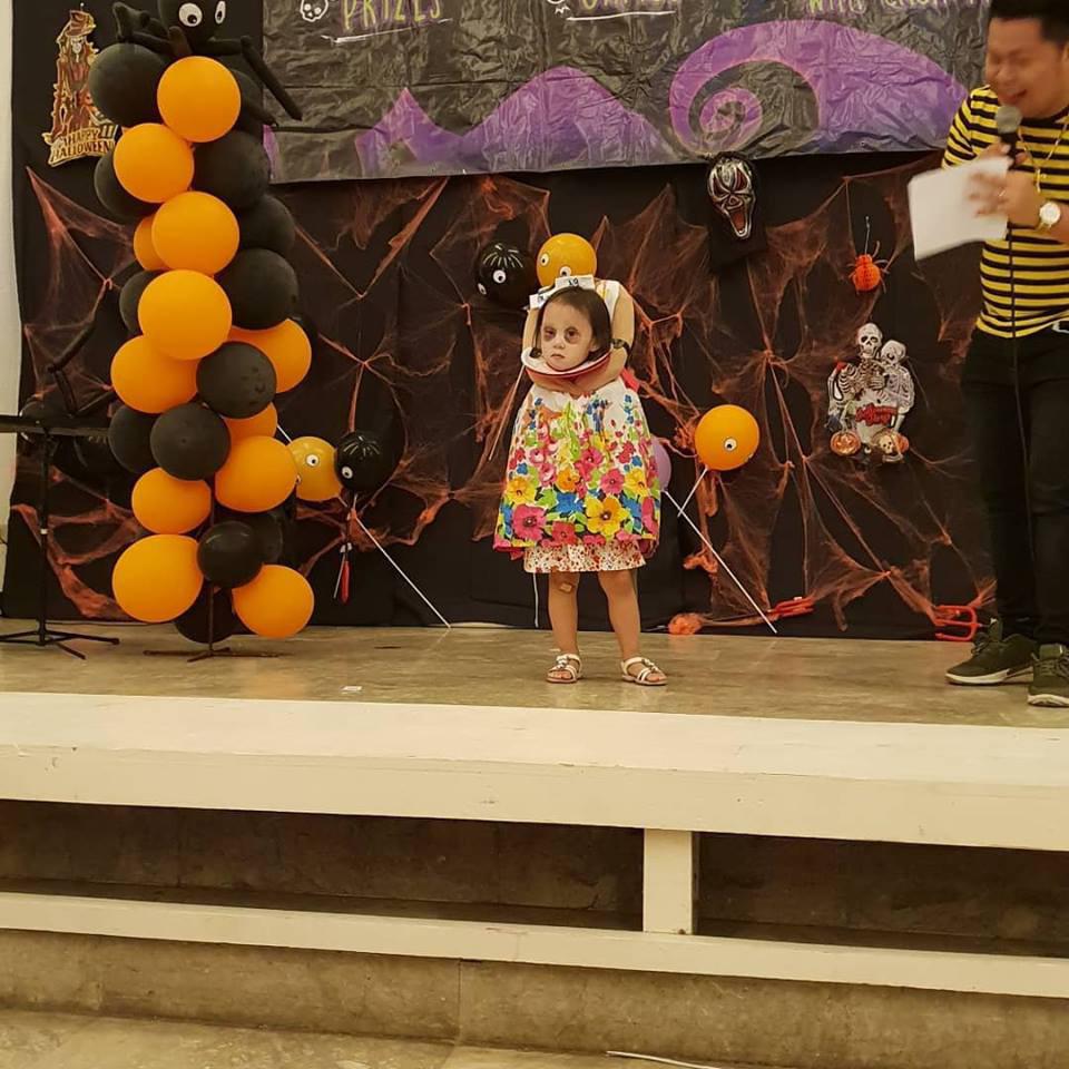 Vượt xa các loại ma quỷ, cô bé ôm đầu đi xin kẹo gây bão MXH mùa Halloween vuot xa cac loai ma quy co be om dau di xin keo gay bao mxh mua halloween