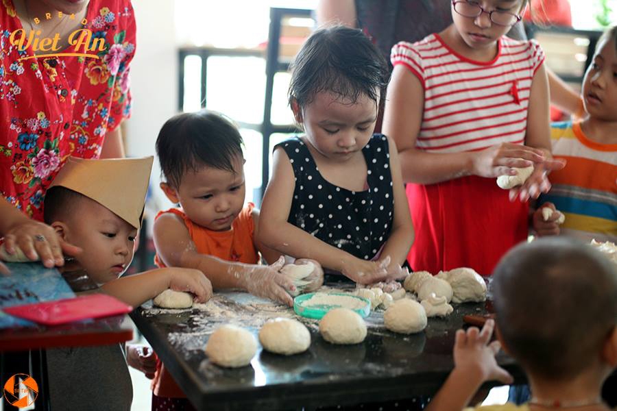 Phiên chợ cuối tuần độc đáo của các mẹ 'bỉm sữa' tại Hà Nội phien cho cuoi tuan doc dao cua cac me bim sua tai ha noi