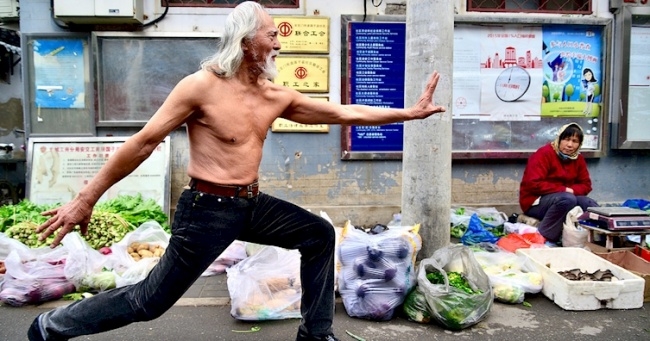 cu ong 80 tuoi gay an tuong khi sai buoc tren san catwalk