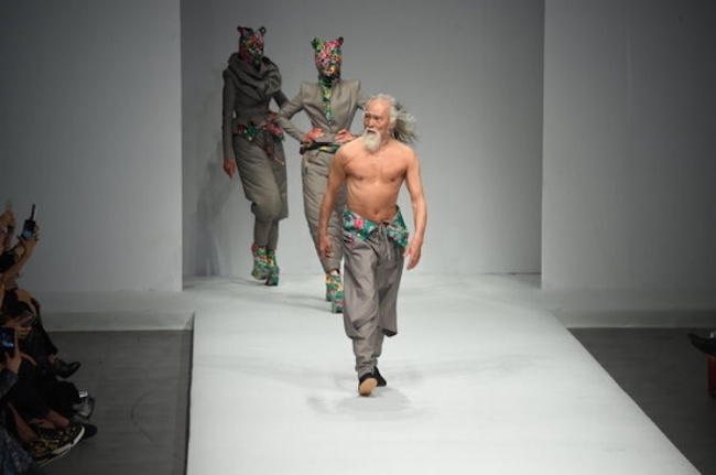 cu ong 80 tuoi gay an tuong khi sai buoc tren san catwalk