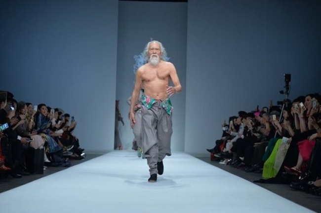 cu ong 80 tuoi gay an tuong khi sai buoc tren san catwalk