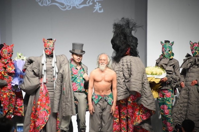 cu ong 80 tuoi gay an tuong khi sai buoc tren san catwalk