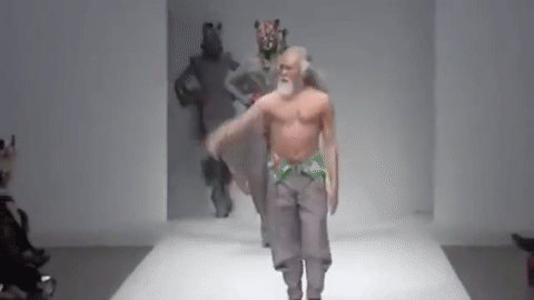 cu ong 80 tuoi gay an tuong khi sai buoc tren san catwalk