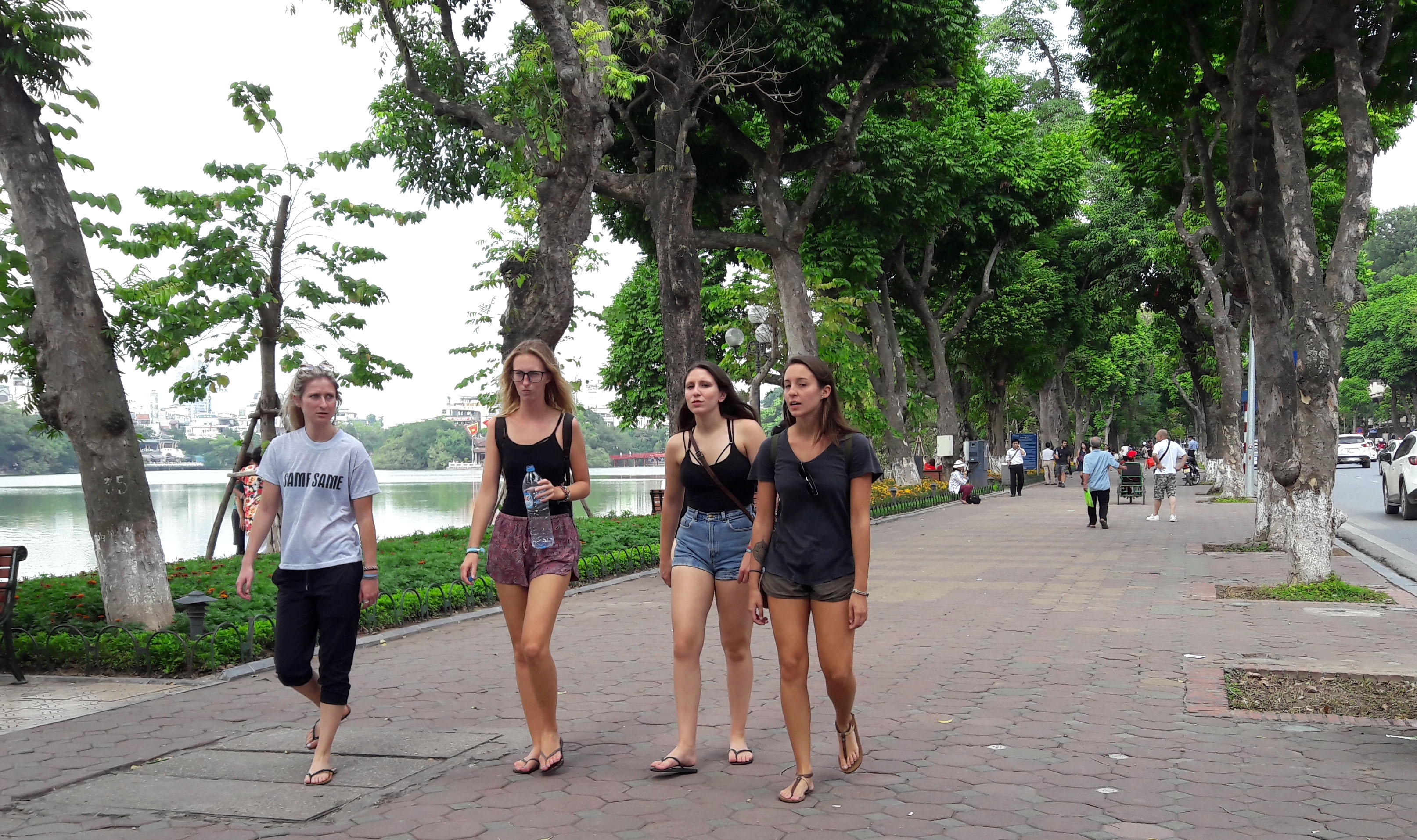 ha noi nang nong bat thuong giua mua dong