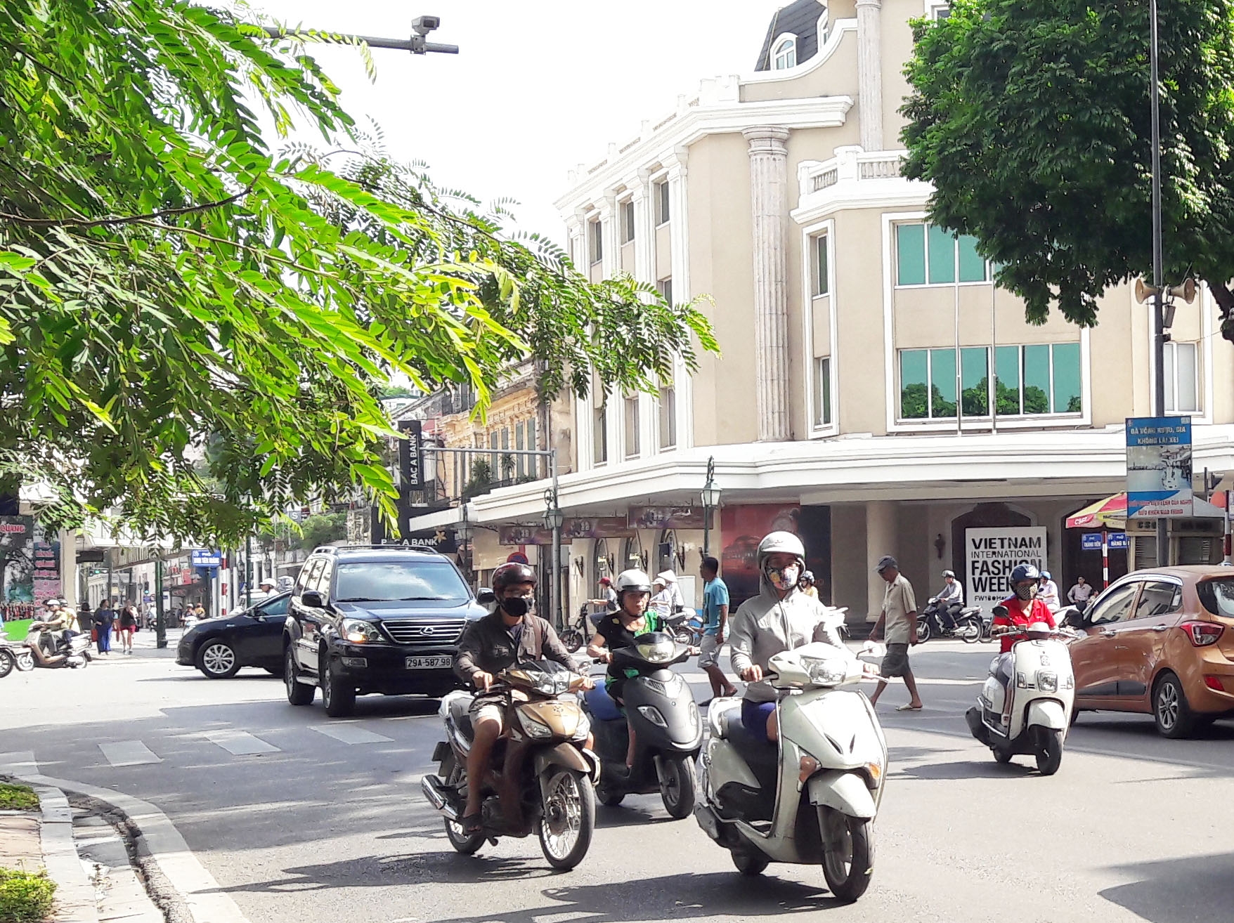 ha noi nang nong bat thuong giua mua dong