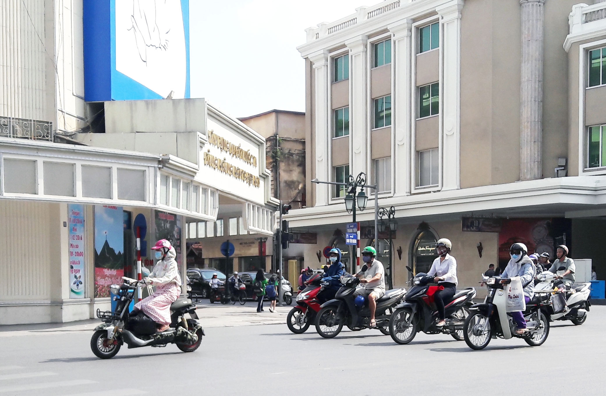 ha noi nang nong bat thuong giua mua dong