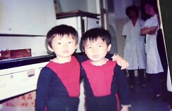 Hai cặp vợ chồng bị trao nhầm con tưởng họa mà được phúc
