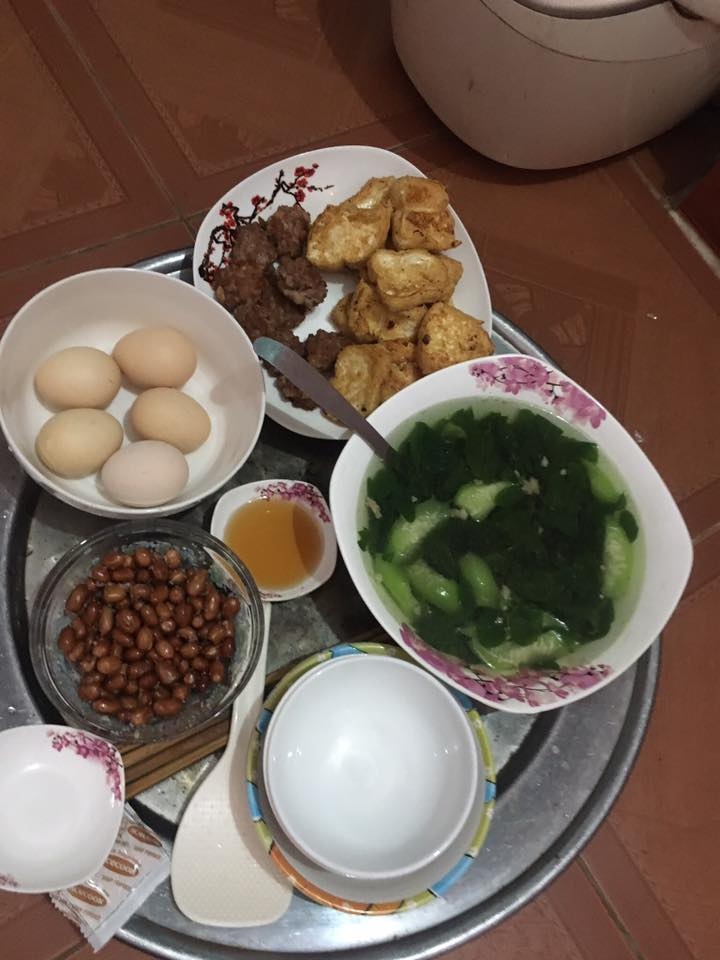 chan dung me sua moi sinh 7 ngay da tu nau com o cu khien chi em phuc sat dat