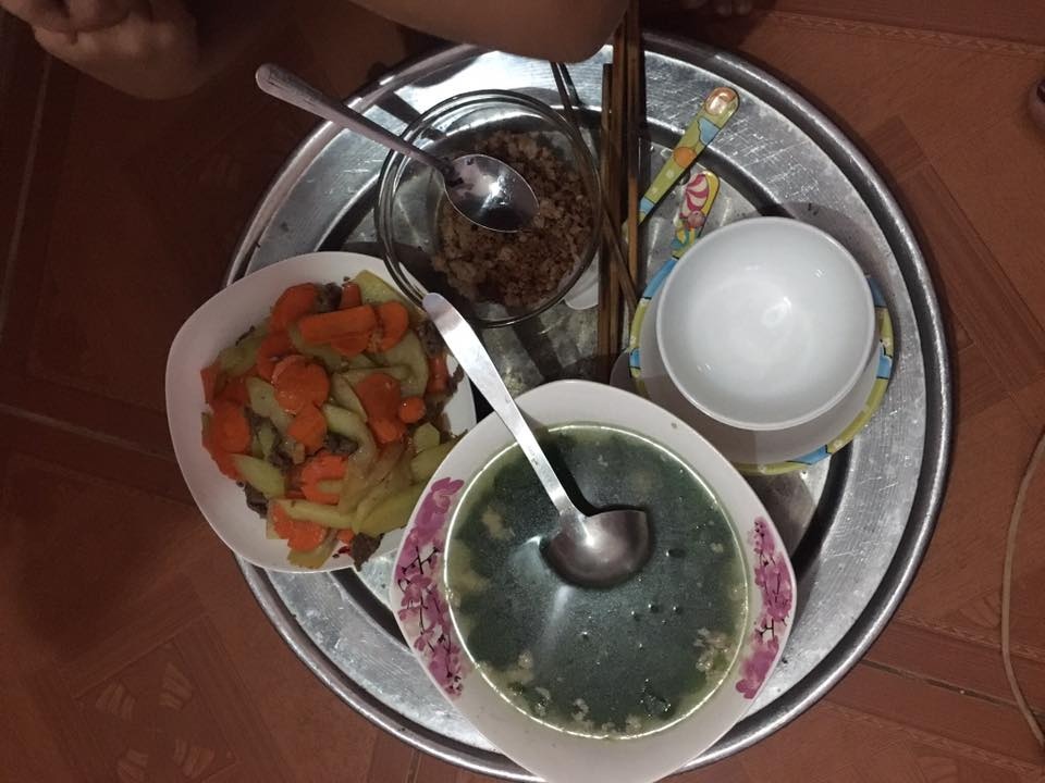 chan dung me sua moi sinh 7 ngay da tu nau com o cu khien chi em phuc sat dat