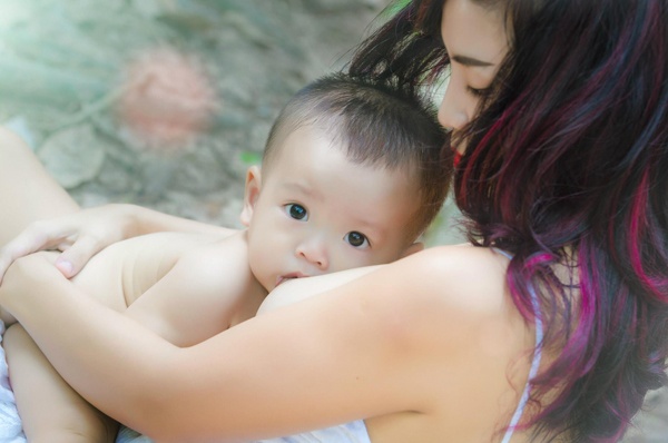 sua me la thuc an tot nhat cho su phat trien cua tre so sinh va tre nho