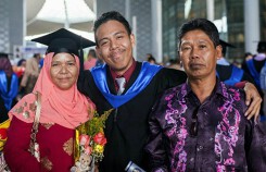 Người cha làm bảo vệ đi vay từng đồng cho con học đại học