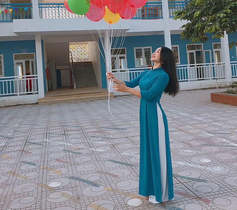 co giao tieu hoc hotgirl khien dan mang ran ran doi di hoc la single mom 3 nam nuoi con