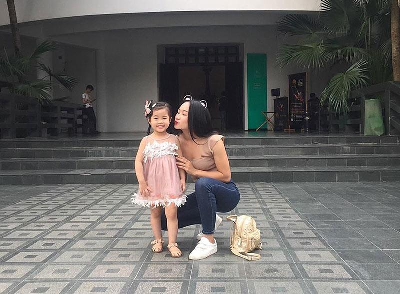 co giao tieu hoc hotgirl khien dan mang ran ran doi di hoc la single mom 3 nam nuoi con