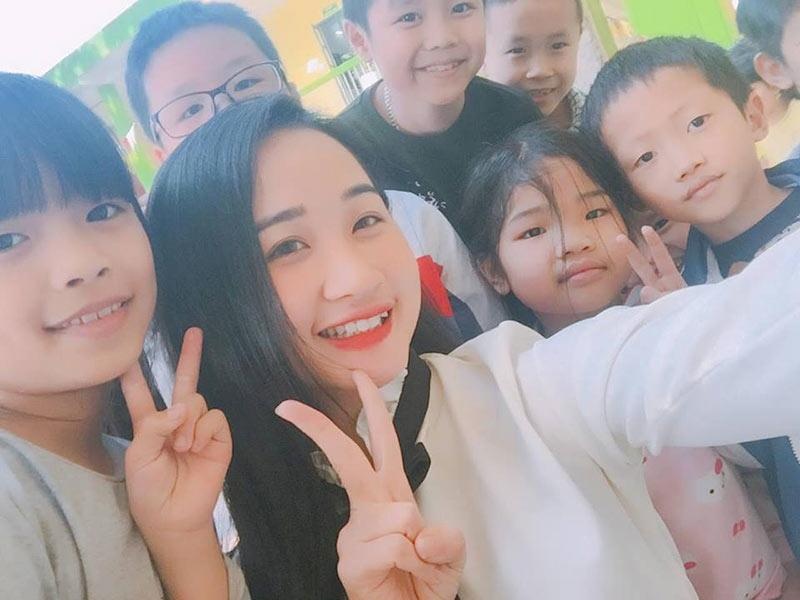co giao tieu hoc hotgirl khien dan mang ran ran doi di hoc la single mom 3 nam nuoi con