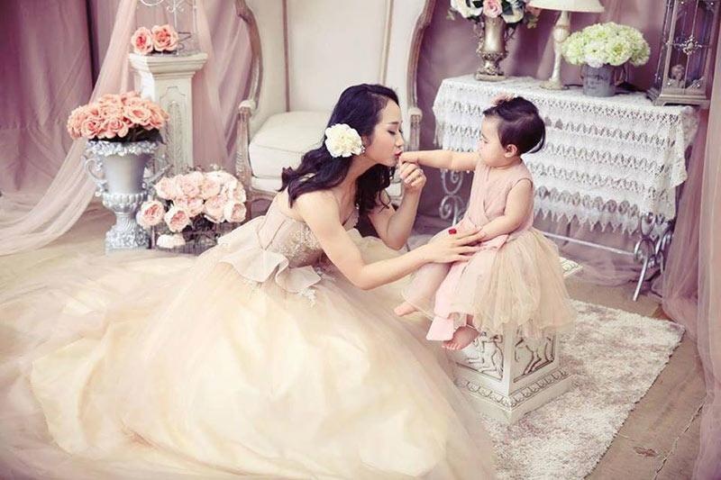co giao tieu hoc hotgirl khien dan mang ran ran doi di hoc la single mom 3 nam nuoi con