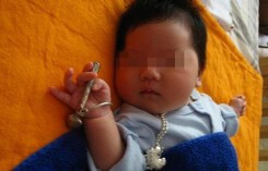 Lắc bạc của cháu ngày càng sáng, bà nức nở khen khỏe, mẹ đưa đi khám thì rùng mình