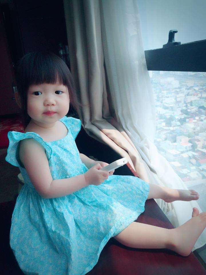 nghien mua quan ao cho con benh nang kho chua cua hoi me cuong con gai